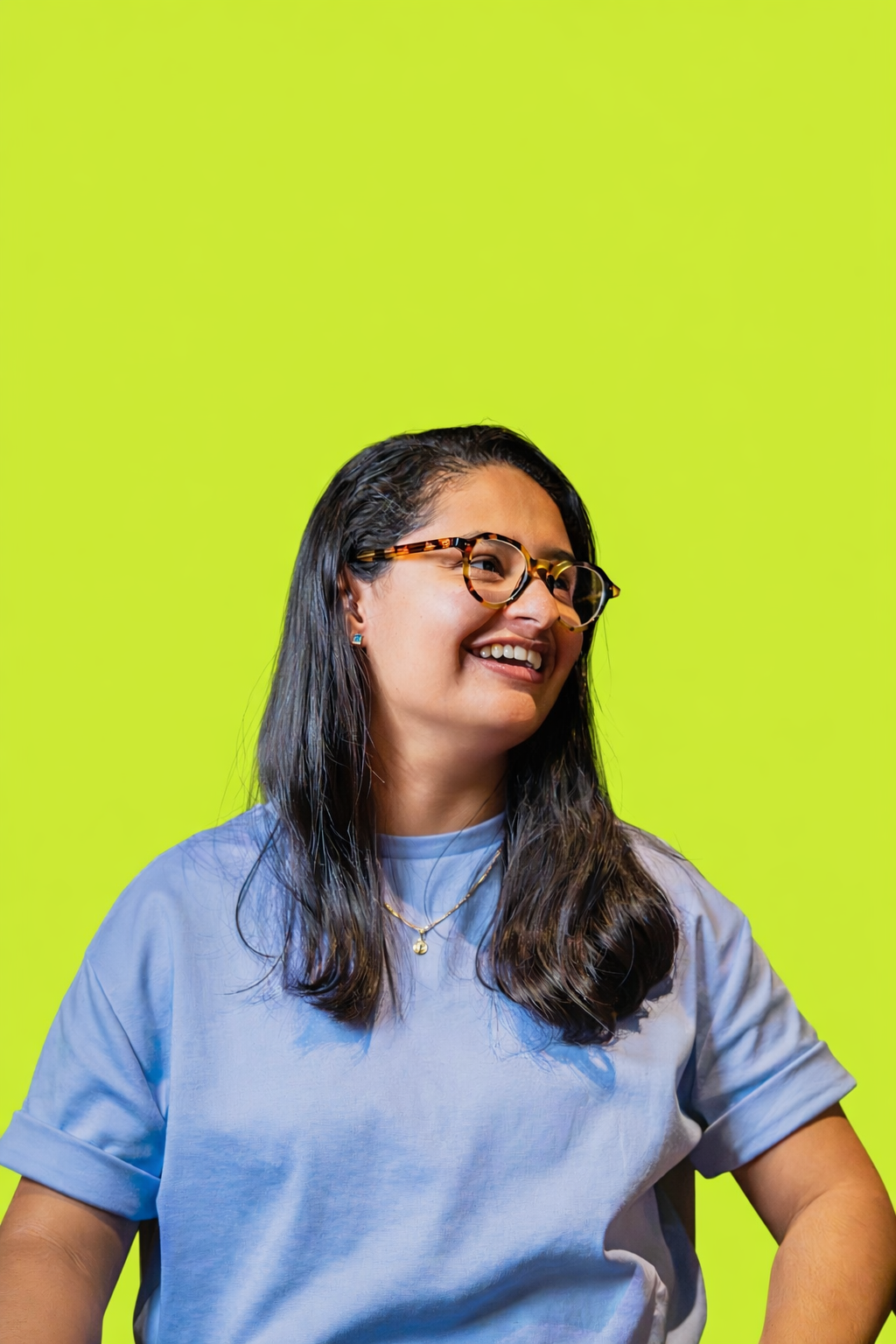 Retrato sonriente con fondo verde lima